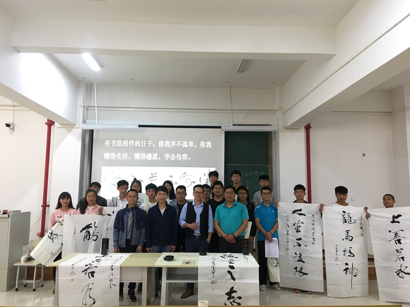 李开东老师与学生一起进行现场创作并合影留念.jpg 李开东老师与学生一起进行现场创作并合影留念.jpg