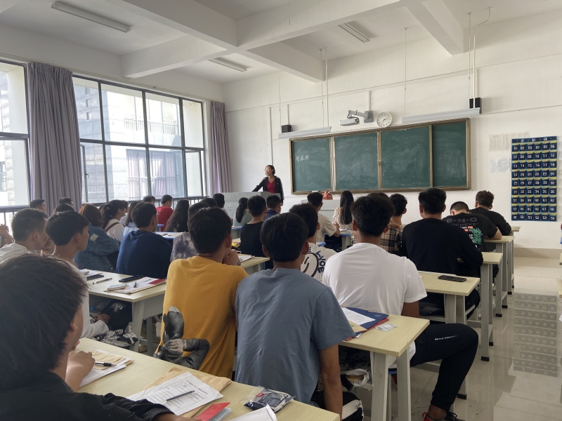 江副老师开展学生日常管理教育.jpg 江副老师开展学生日常管理教育.jpg