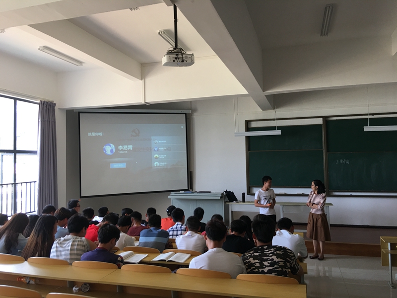 张育美老师与学生互动.JPG 张育美老师与学生互动.JPG