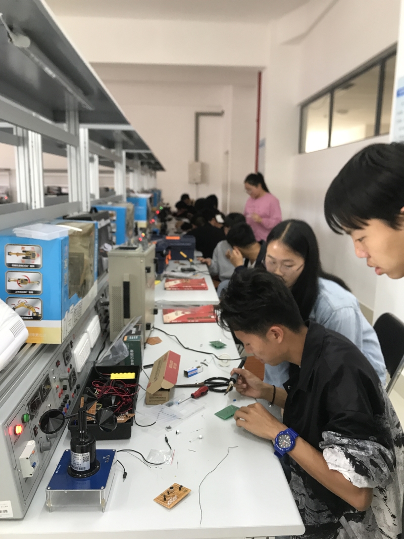 电子技术实训.JPG 电子技术实训.JPG