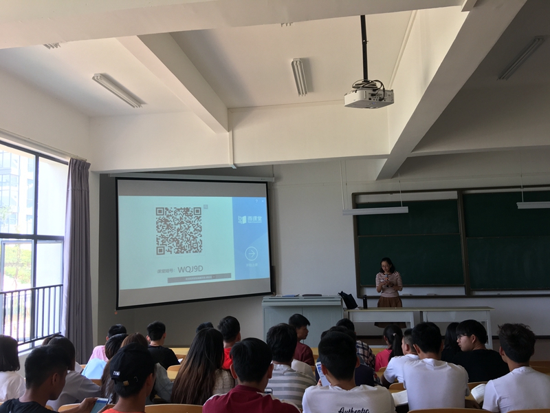 学生课前扫二维码签到.JPG 学生课前扫二维码签到.JPG