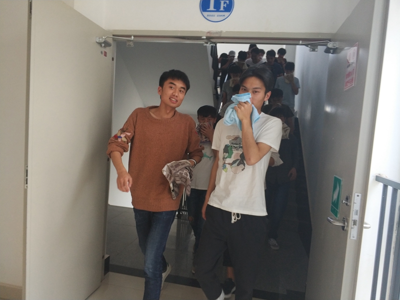 学生迅速撤离公寓.jpg 学生迅速撤离公寓.jpg