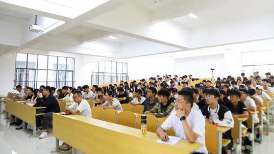 人们在看台上的人在房间里低可信度描述已自动生成 人们在看台上的人在房间里低可信度描述已自动生成