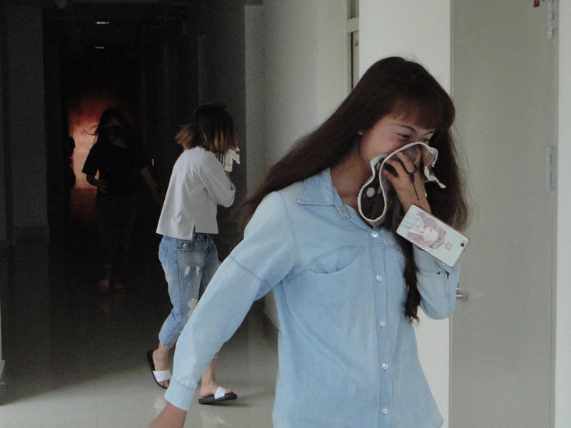 女生在烟雾中迅速撤离.JPG 女生在烟雾中迅速撤离.JPG
