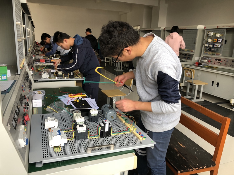 选手们进行实操训练.jpg 选手们进行实操训练.jpg