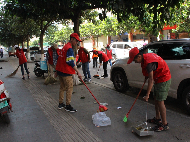 志愿者在清扫富民街道.JPG 志愿者在清扫富民街道.JPG