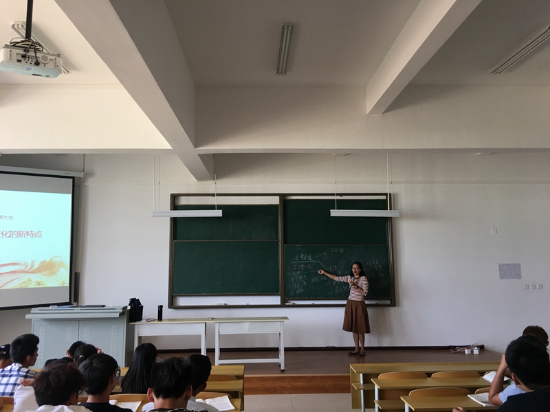 张育美老师正在讲解.JPG 张育美老师正在讲解.JPG