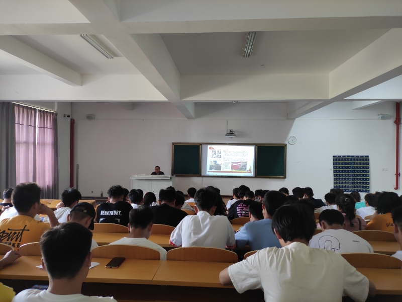 同学们认真听讲.jpg 同学们认真听讲.jpg