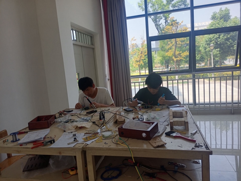 焊接电路板.JPG 焊接电路板.JPG