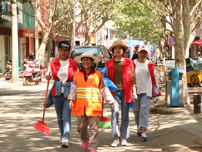 志愿者跟着环卫阿姨去扫地.JPG 志愿者跟着环卫阿姨去扫地.JPG