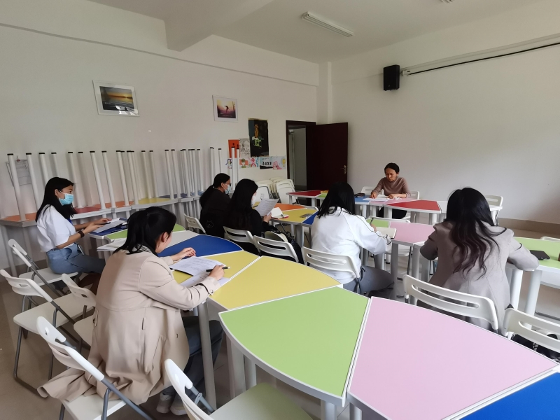 对学院负责教师培训(1).jpg 对学院负责教师培训(1).jpg