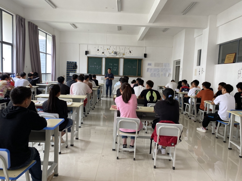 曹副院长开展专业介绍.jpg 曹副院长开展专业介绍.jpg