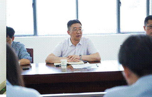 图片包含 室内, 站, 男人, 人描述已自动生成,人们坐在桌子前描述已自动生成