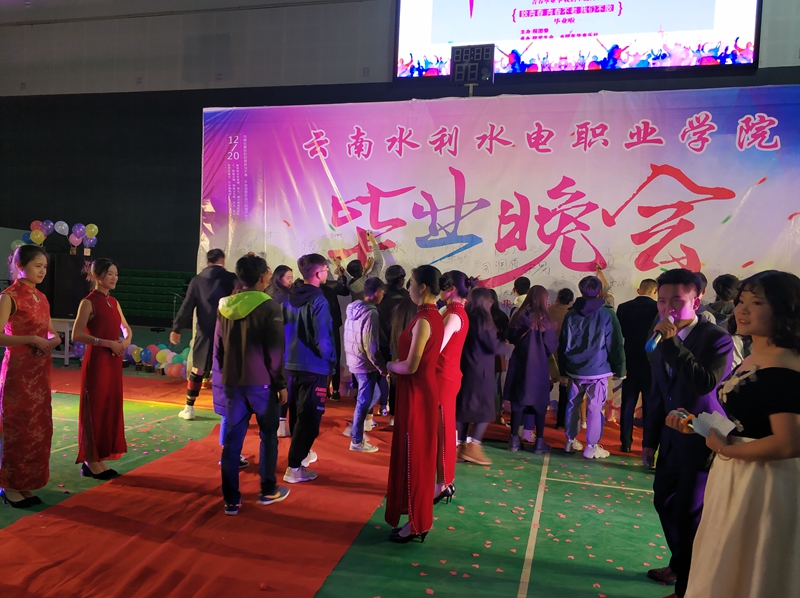 毕业生走红毯.jpg 毕业生走红毯.jpg