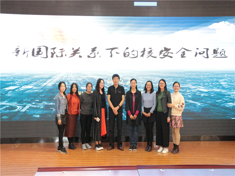 缪文武副教授与思政部老师合影.JPG 缪文武副教授与思政部老师合影.JPG