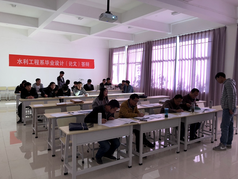 水利系老师们现场提问指导.jpg 水利系老师们现场提问指导.jpg