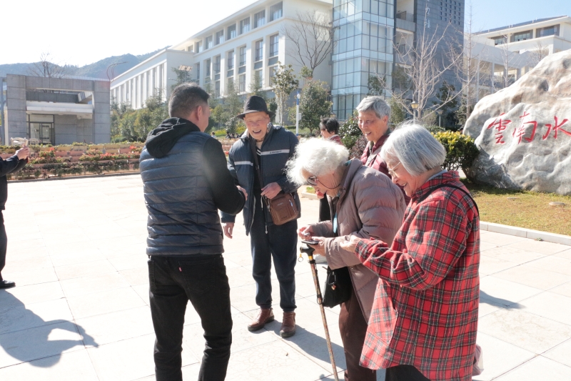为老教师发院徽.JPG 为老教师发院徽.JPG