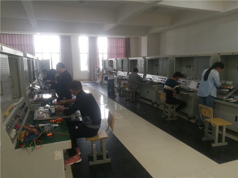 学生在指导老师带领下训练.jpg 学生在指导老师带领下训练.jpg