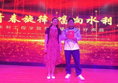人站在舞台上表演的几个人低可信度描述已自动生成