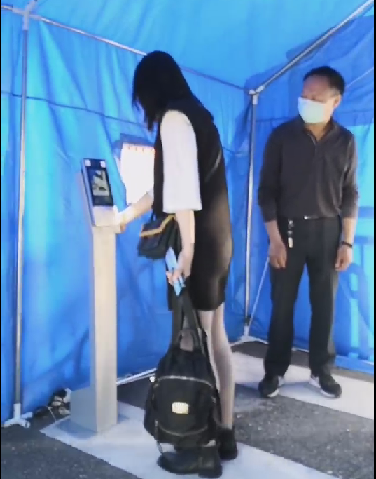 通过智能测温仪.png 通过智能测温仪.png