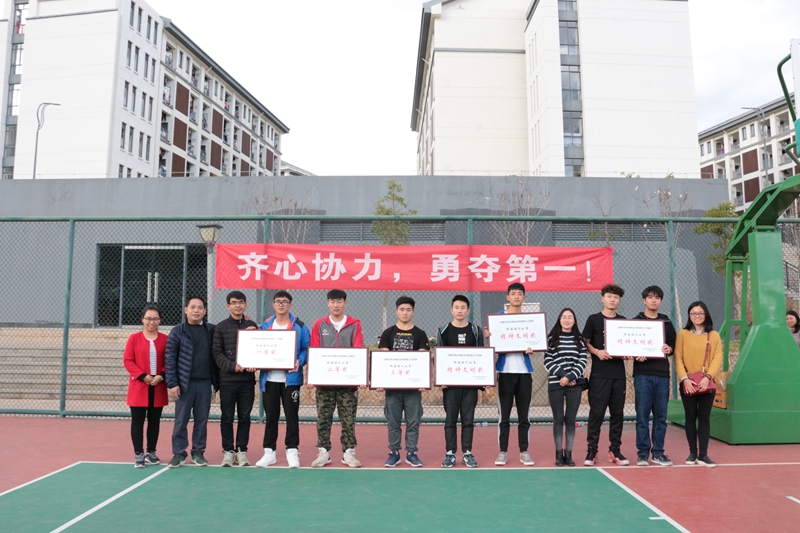 熊书记为获奖队伍颁奖.JPG 熊书记为获奖队伍颁奖.JPG