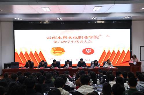 图片包含 室内, 人, 桌子, 人们描述已自动生成 图片包含 室内, 人, 桌子, 人们描述已自动生成