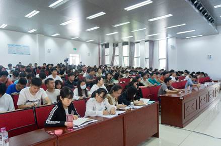 许多人在房间里 描述已自动生成