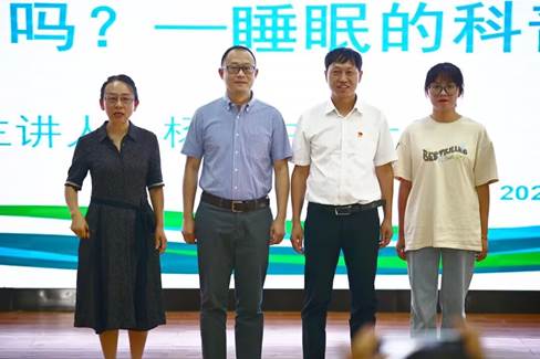 人们站在一起描述已自动生成 人们站在一起描述已自动生成