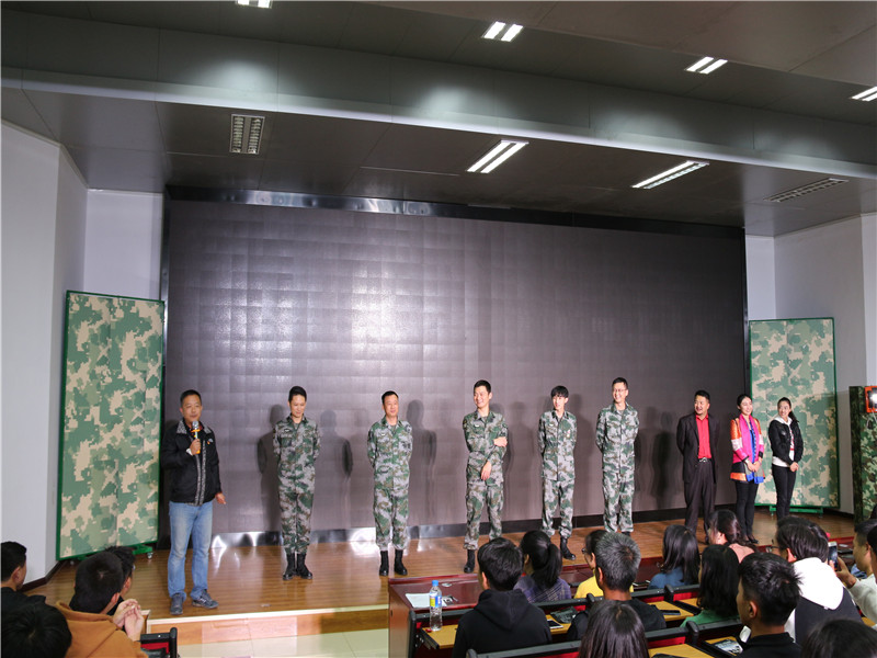 演出人员介绍.JPG 演出人员介绍.JPG