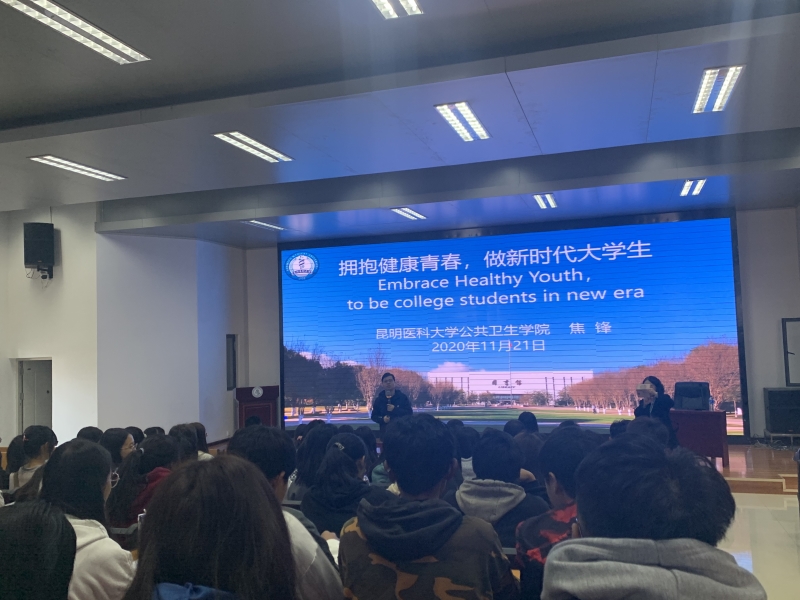 焦老师为学生培训.jpg 焦老师为学生培训.jpg