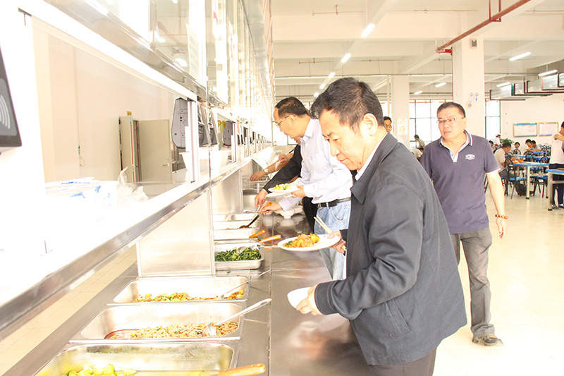 陈坚厅长到学生食堂就餐 陈坚厅长到学生食堂就餐