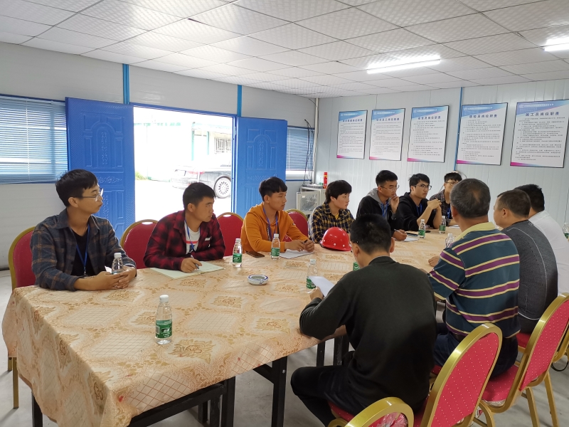 进行座谈.jpg 进行座谈.jpg