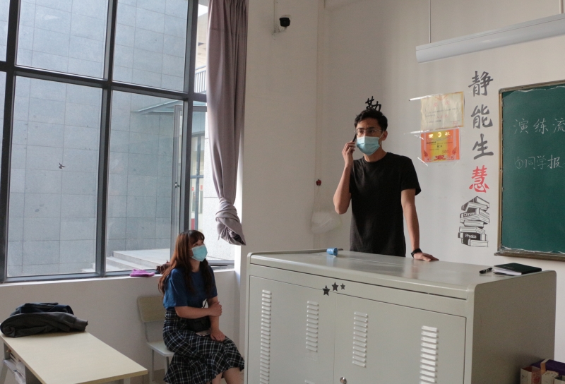 电话报告医务室.jpg 电话报告医务室.jpg