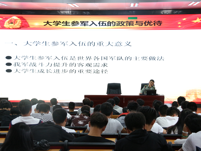 富民县武装部部长杜少云正在给同学们做讲座.JPG 富民县武装部部长杜少云正在给同学们做讲座.JPG