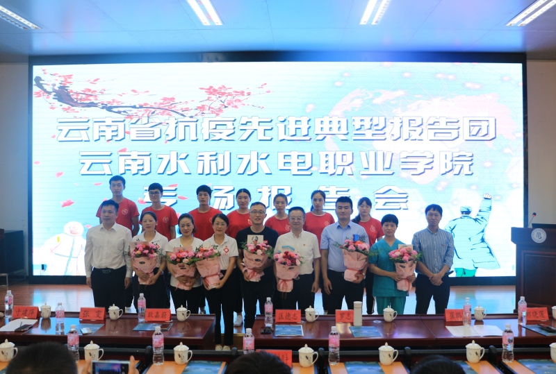 报告团成员与师生代表合影.jpg 报告团成员与师生代表合影.jpg