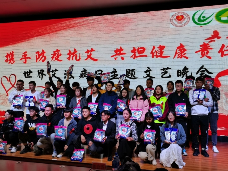 参演人员领取小礼品.jpg 参演人员领取小礼品.jpg