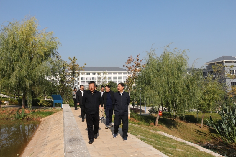 耿鸿江介绍学校发展概况.JPG 耿鸿江介绍学校发展概况.JPG