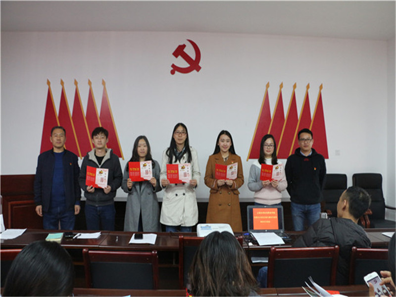 发放政治生日卡.JPG 发放政治生日卡.JPG