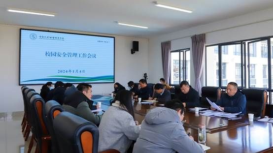 会议室里的人们描述已自动生成 会议室里的人们描述已自动生成