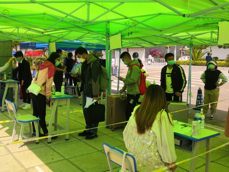 间隔排队等待入校2.jpg 间隔排队等待入校2.jpg