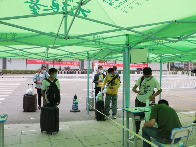 间隔排队等待入校.jpg 间隔排队等待入校.jpg