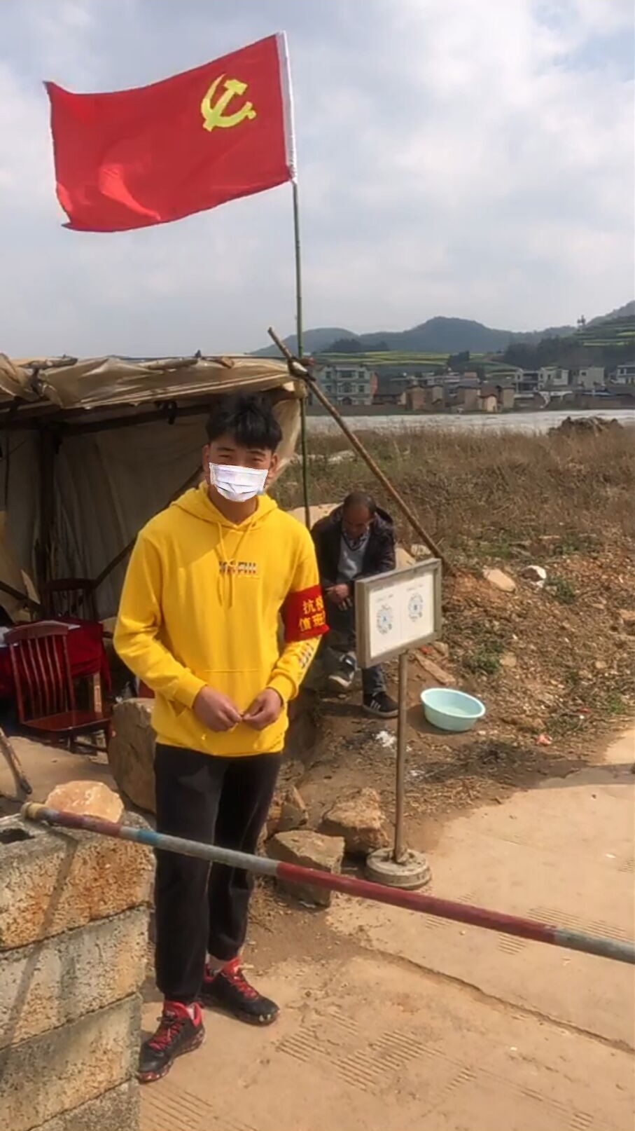 学院志愿者杨宏文在卡点堵卡.jpg 学院志愿者杨宏文在卡点堵卡.jpg