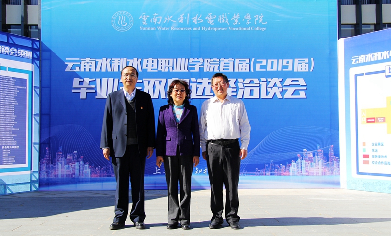 陶晴与学院书记、院长合影_副本.jpg 陶晴与学院书记、院长合影_副本.jpg