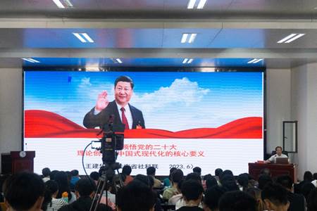 人们在看台上的人在电视前 低可信度描述已自动生成