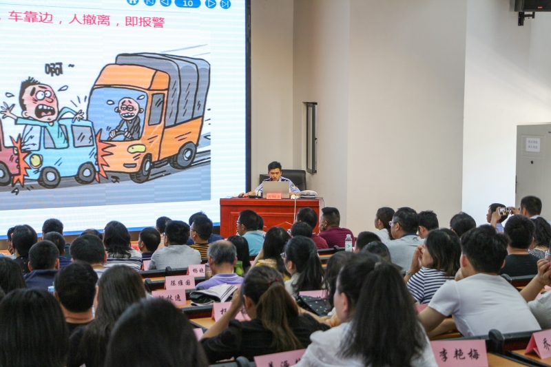 成旭东民警作“关爱生命 文明出行”交通安全知识讲座.jpg 成旭东民警作“关爱生命 文明出行”交通安全知识讲座.jpg