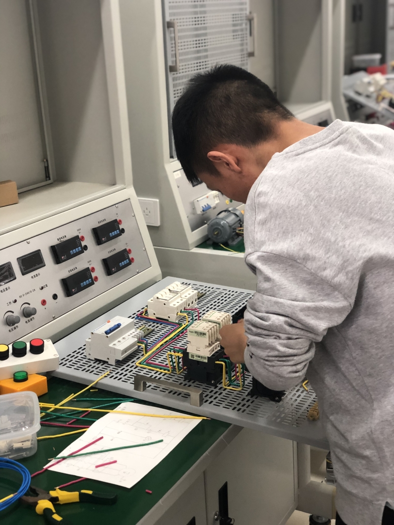 维修电工比赛现场.jpg 维修电工比赛现场.jpg