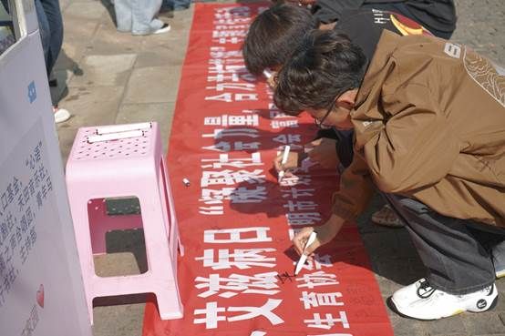 桌子上摆放着广告卡片和杂志低可信度描述已自动生成 桌子上摆放着广告卡片和杂志低可信度描述已自动生成