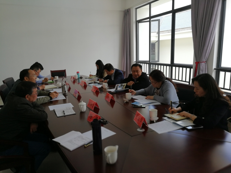 进行座谈.jpg 进行座谈.jpg