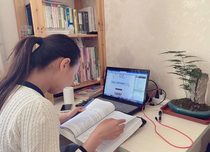 电力系江丽丽老师进行线上教学.jpg 电力系江丽丽老师进行线上教学.jpg