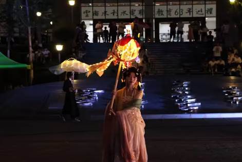 图片包含 建筑, 人, 女人, 火描述已自动生成